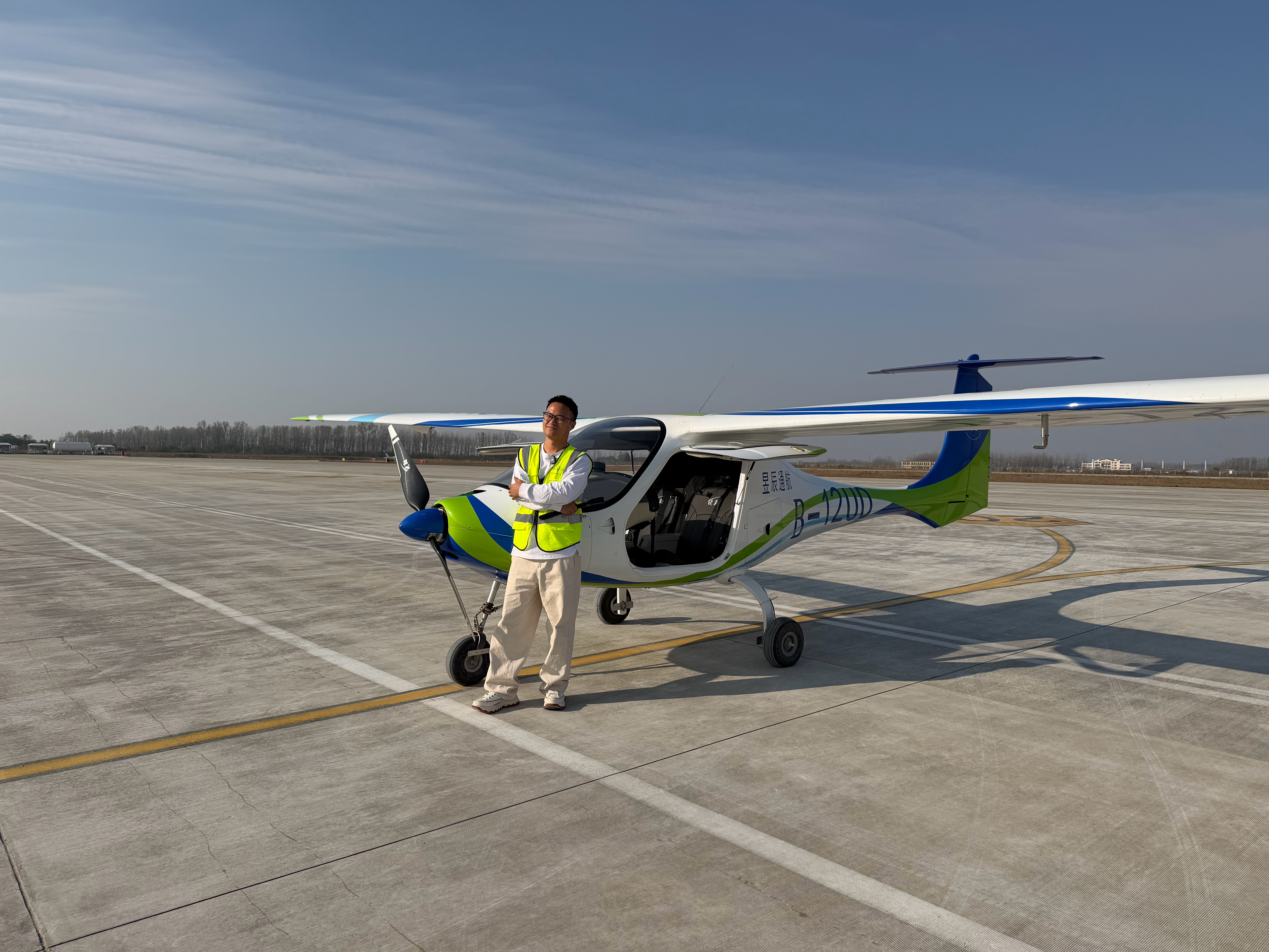 开飞机就是复杂肌肉记忆，所以一定要多飞多练这就是我一有空就蹲在机场的原因。同时有