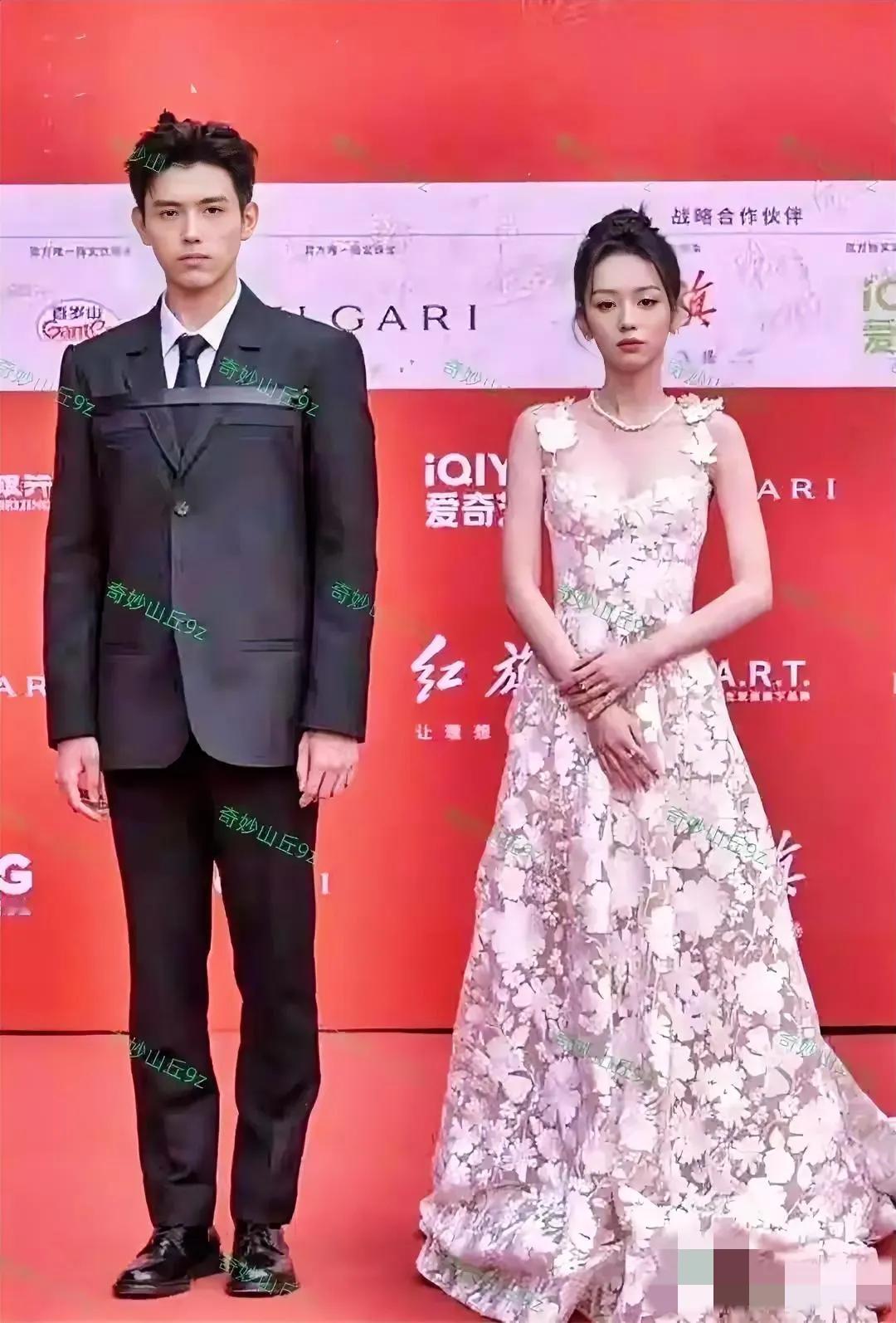 两位，什么情况？一看就不是天生的好演员，为啥都拉着脸，台上几秒钟，就不能显示出高