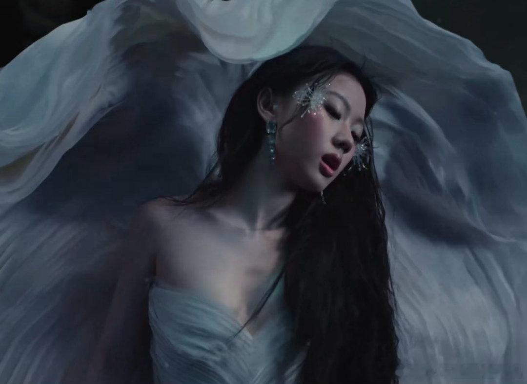 单依纯珠玉MV单依纯《珠玉》MV上线即封神！东方怪诞美学，歌声与成长双向蜕变，这