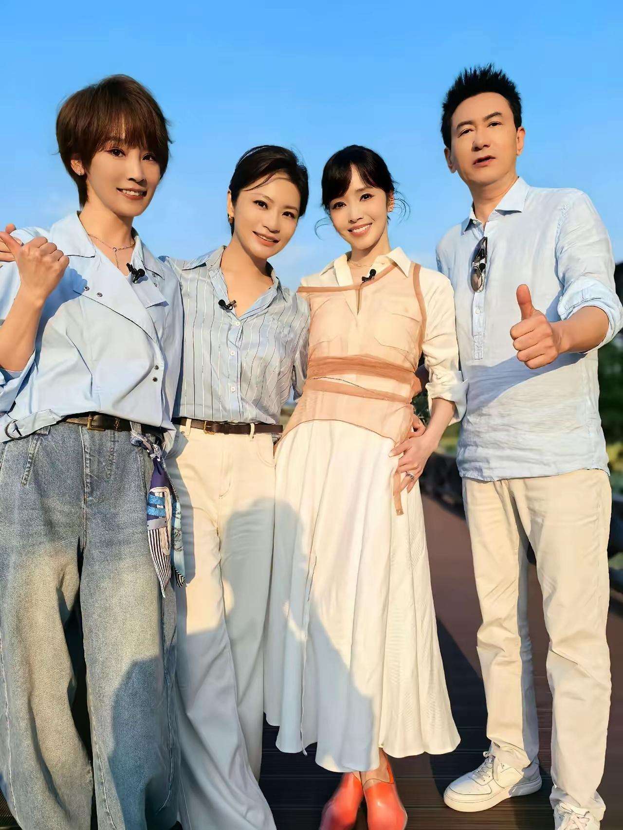 这张4人合照，我只认出了秀发覆额、俊目流眄的谢楠与高大修伟、发型犀利的鲁健，那位