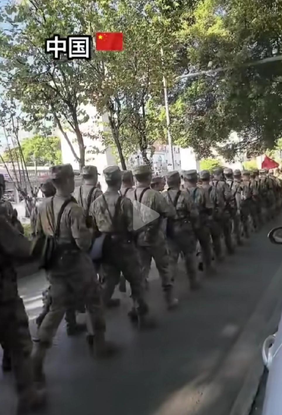 不追流量，他们才是国人心底的“星”，最值得赞颂的唯有人民子弟兵。

当看到中国人