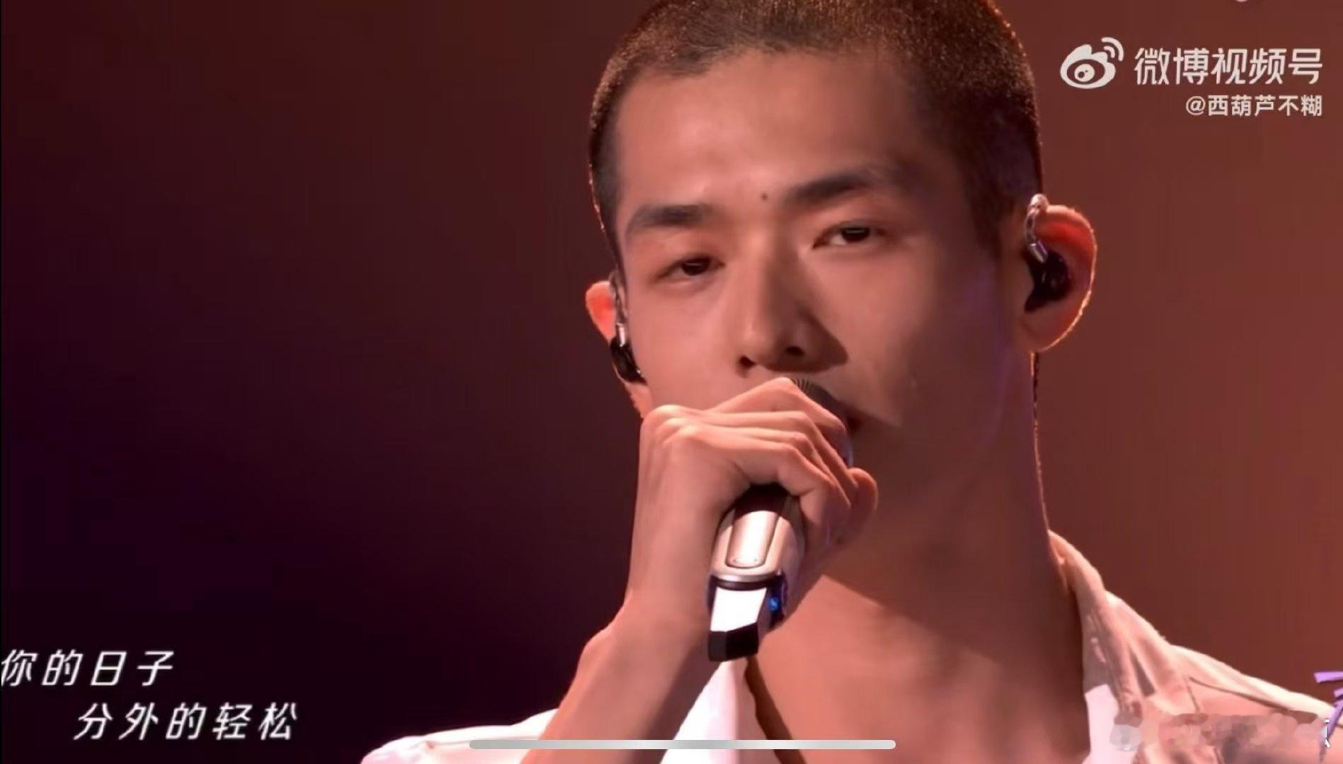 卢飞扬回应嗓子有摩托声鸣远扬训练室 声鸣远扬卢飞扬直播接梗超丝滑，回应嗓音锐评大