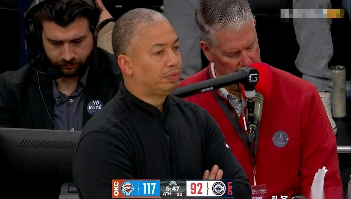 那镜头给到泰伦·卢的时候，我真的一下就懂了。
就那么几秒钟，他坐在场边，眉头拧成