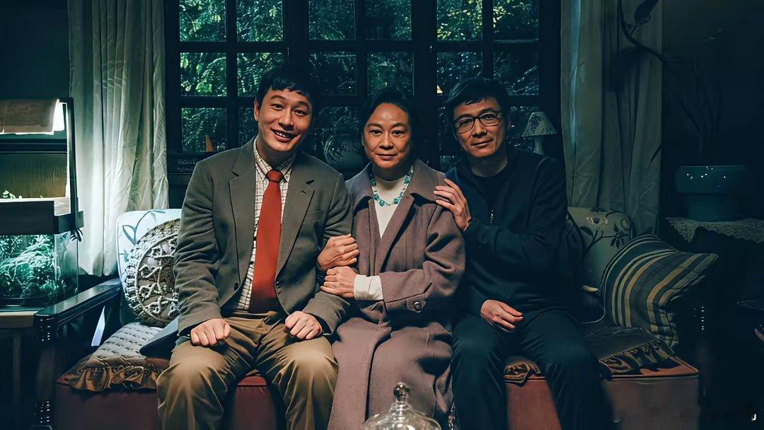 电影圈这是冷到结冰了？《下一个台风》和黄晓明的《阳光俱乐部》，俩片子加起来还没到