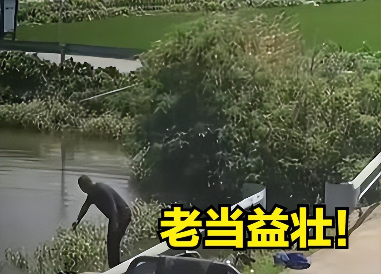 77岁大爷见义勇为救上88岁大爷！

   江苏张家港凤凰镇的一位88岁大爷在河