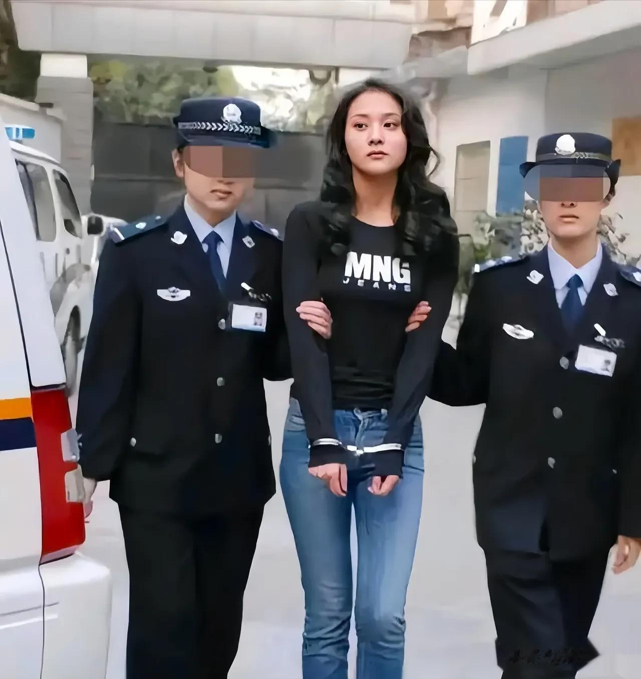即将执行死刑的女犯人正在被押往刑场。

年轻美丽的女子走上犯罪道路被判极刑已经够
