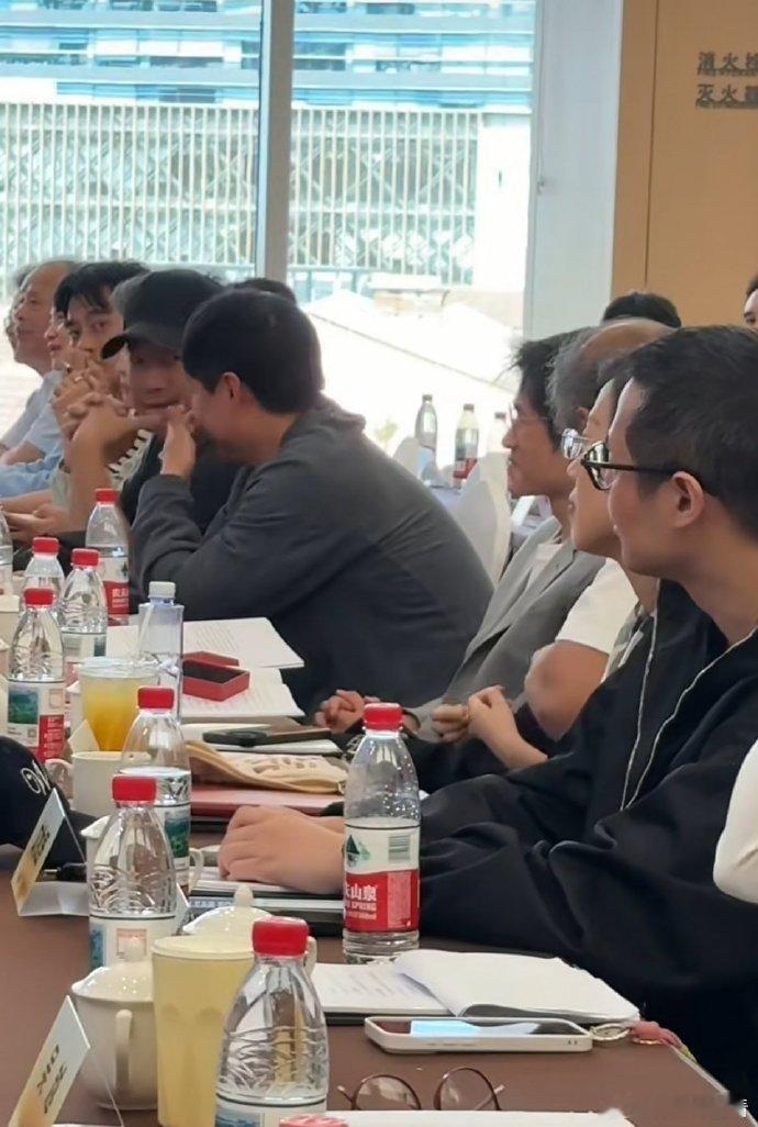 徐峥陈思诚韩寒同框 徐峥、陈思诚、韩寒亮相上海电影工作会~徐峥陈思诚韩寒坐一起 