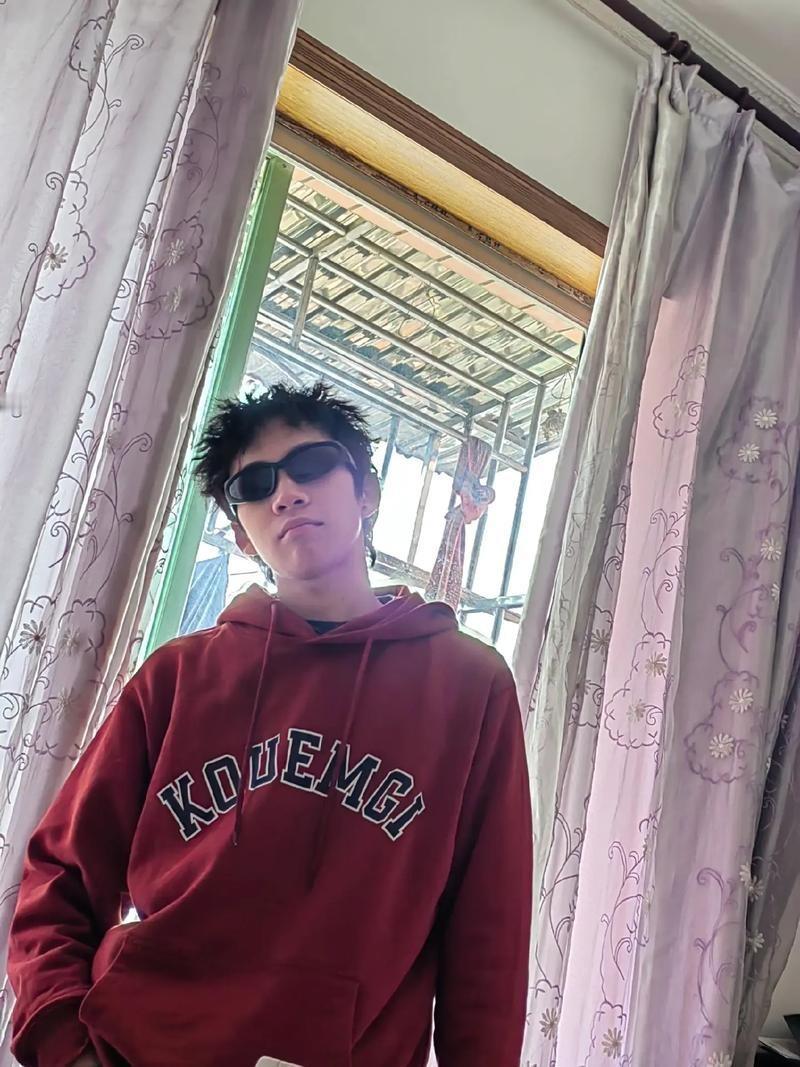 假如你的女儿看中了初中都没毕业的精神小伙，你会怎么做?
有网友说，之前谈过一个帅