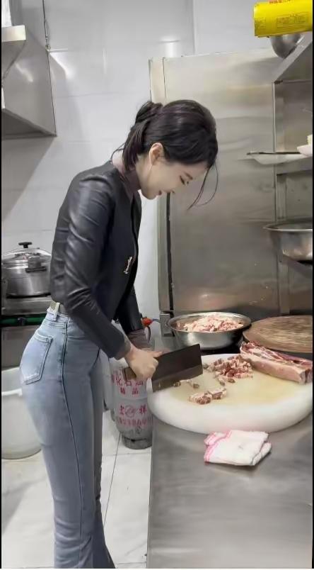 厨房里的美食创造者，用心制作每一道佳肴！🍳🍜🍲