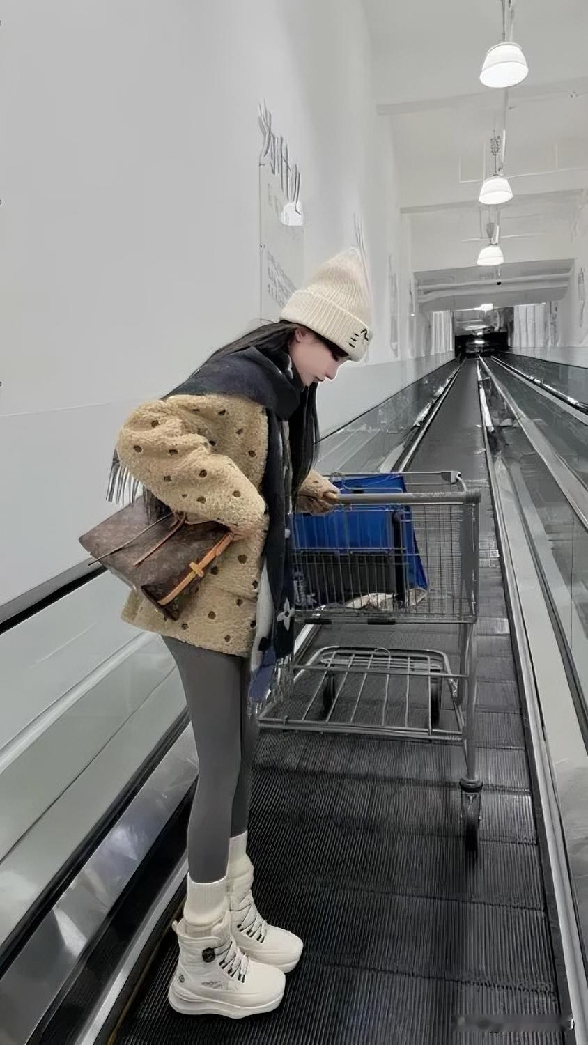 大年初五的悠闲日

大年初五，终于迎来休息日，本想美美睡上一觉，无奈七点多就醒得