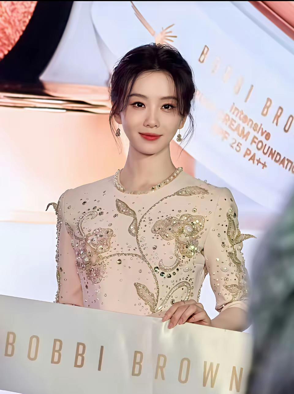 刘诗诗真的好奇怪，其实很多明星线下没有线上好看的，她恰恰相反尤其是生图生视频更有