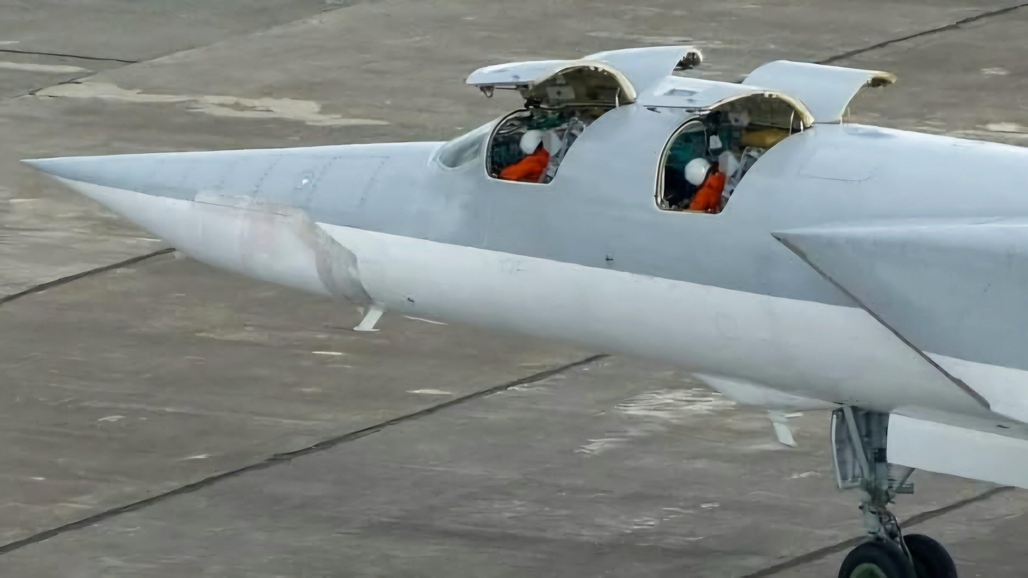 俄罗斯图-22M 轰炸机，驾驶舱前排为并列双座，供两名飞行员乘坐；后排则设有导航