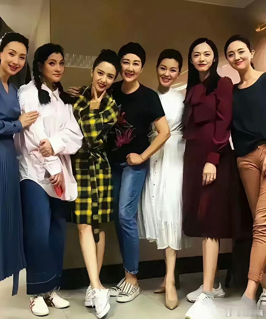 这么多演员就是朱媛媛和姚晨同款最低调奢华有内涵，朱媛媛绝对是这张照片里面最美的人