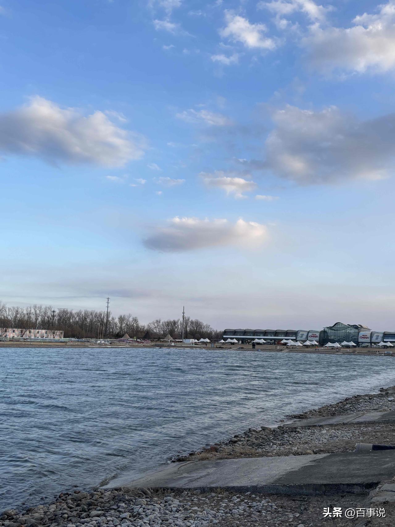 人真正开悟后的12 种表现
第一：独处，不再无效社交
第二：沉默，不与人论长短