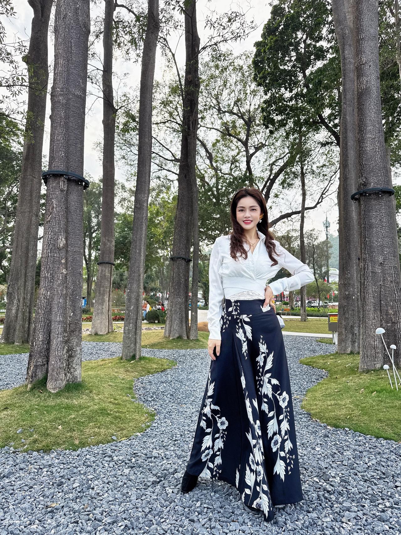 岁月不经意，悄然春天里，走过岁月的途中，昨日的纷繁，在昨日里沉寂，今朝的期许，在