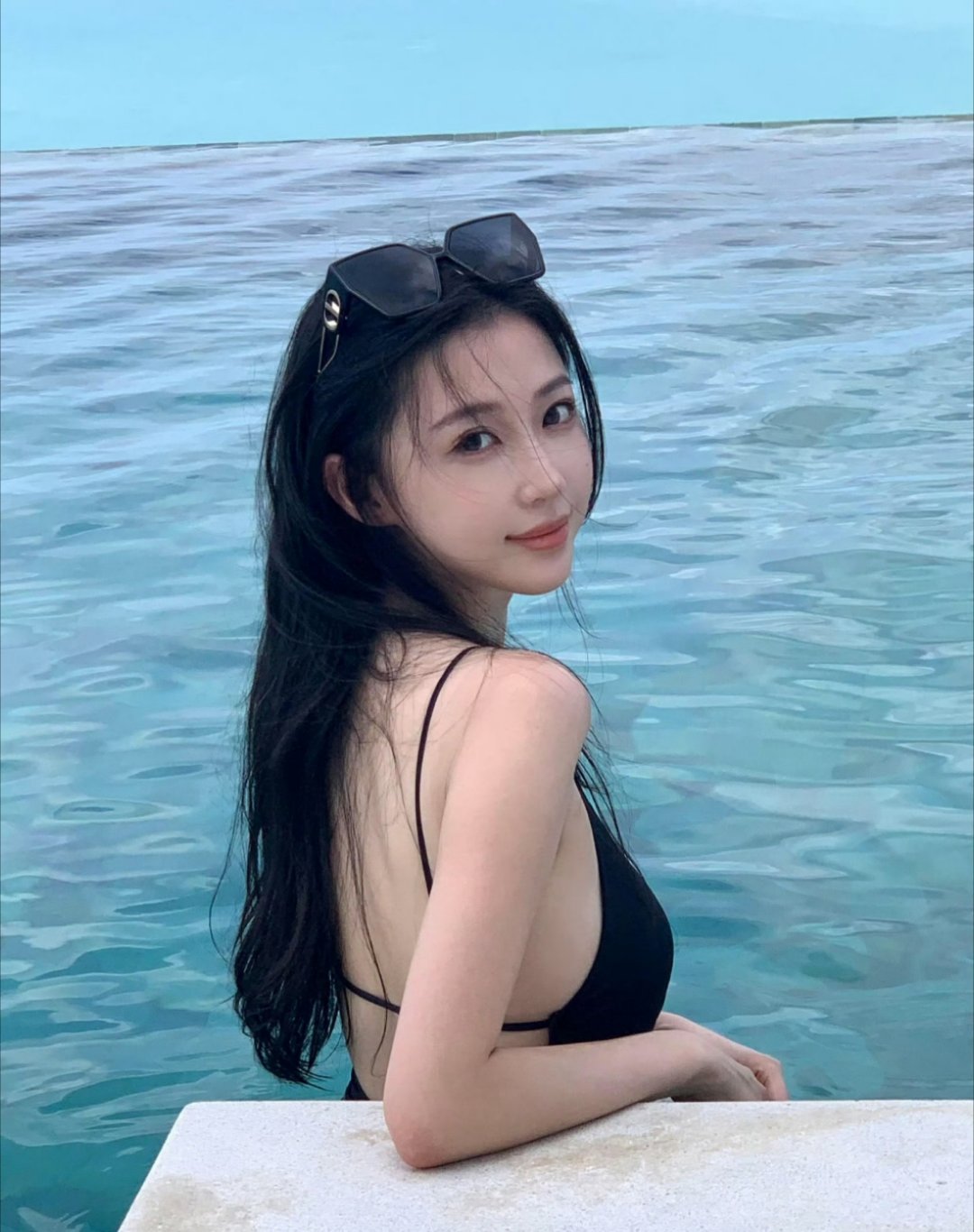 潘玮柏老婆晒泳装照 为啥拍照都是侧着脸的啊[泪奔] ​​​