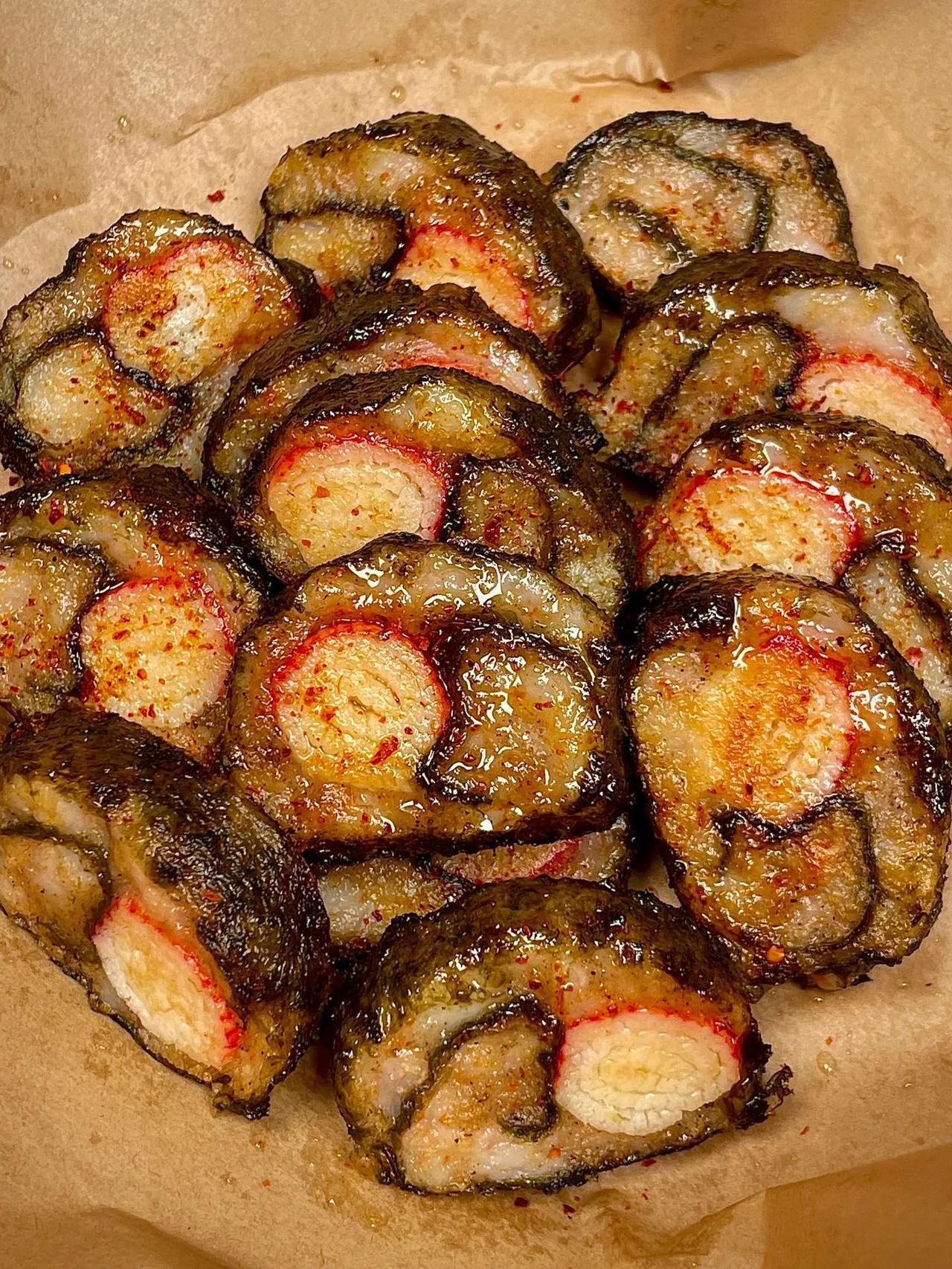 虾滑海苔卷，简单又好吃，鲜掉眉毛了，有手就会！
做法：
1、虾滑加一勺料酒、少许