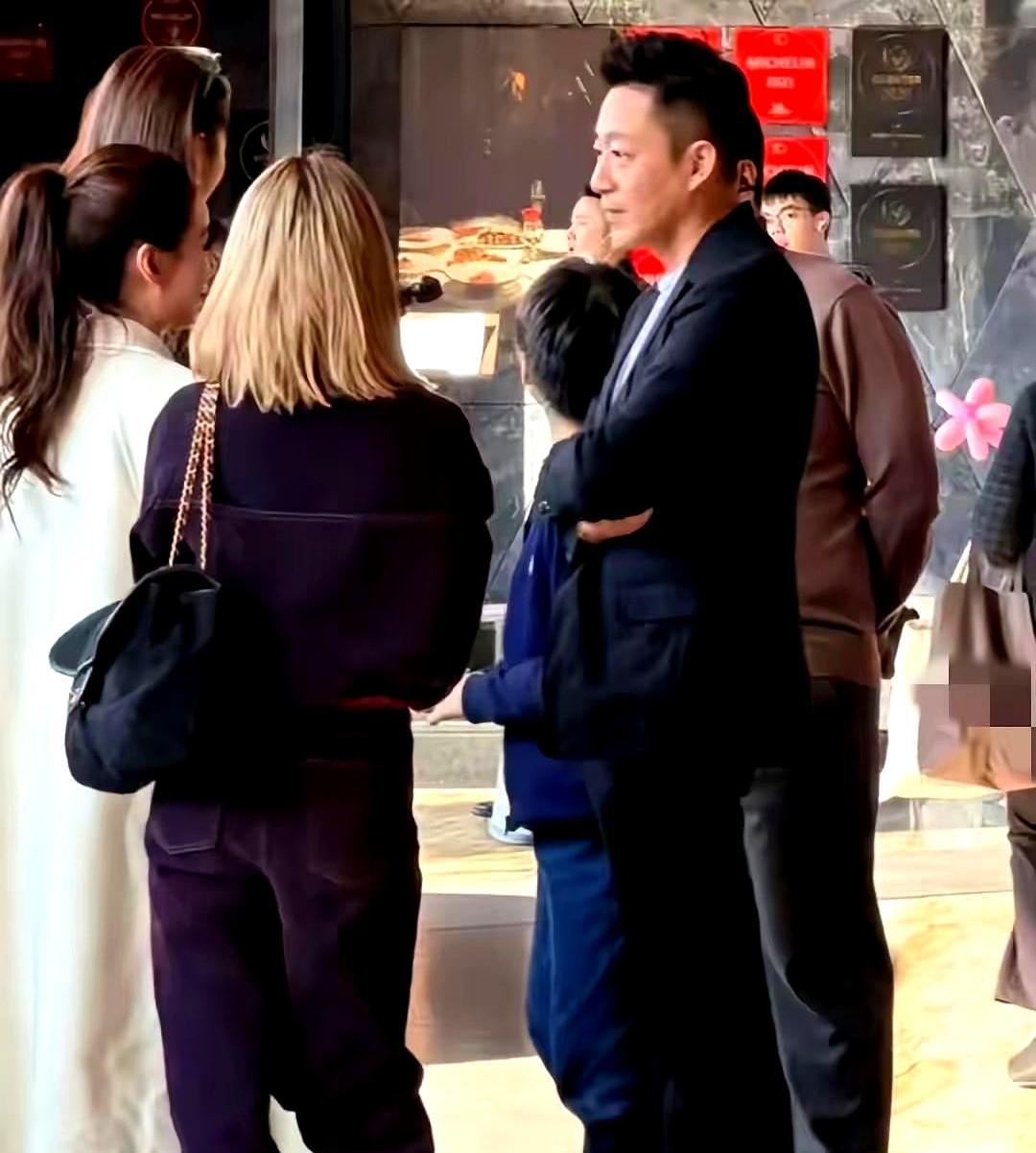 张亮麻辣烫“神颜”姐弟滤镜碎一地？
别傻了，普通人拼颜值，有钱人玩的是“投胎”。