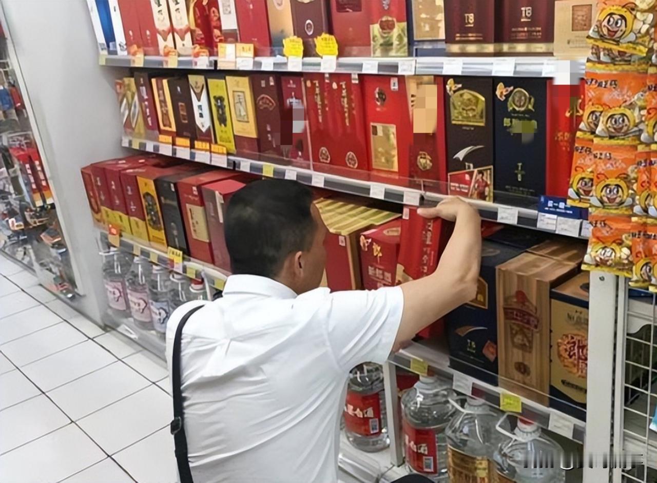 “知假买假，过分吗？”内蒙古乌海，一男子拿着录像机来到一家超市，花2960元购买