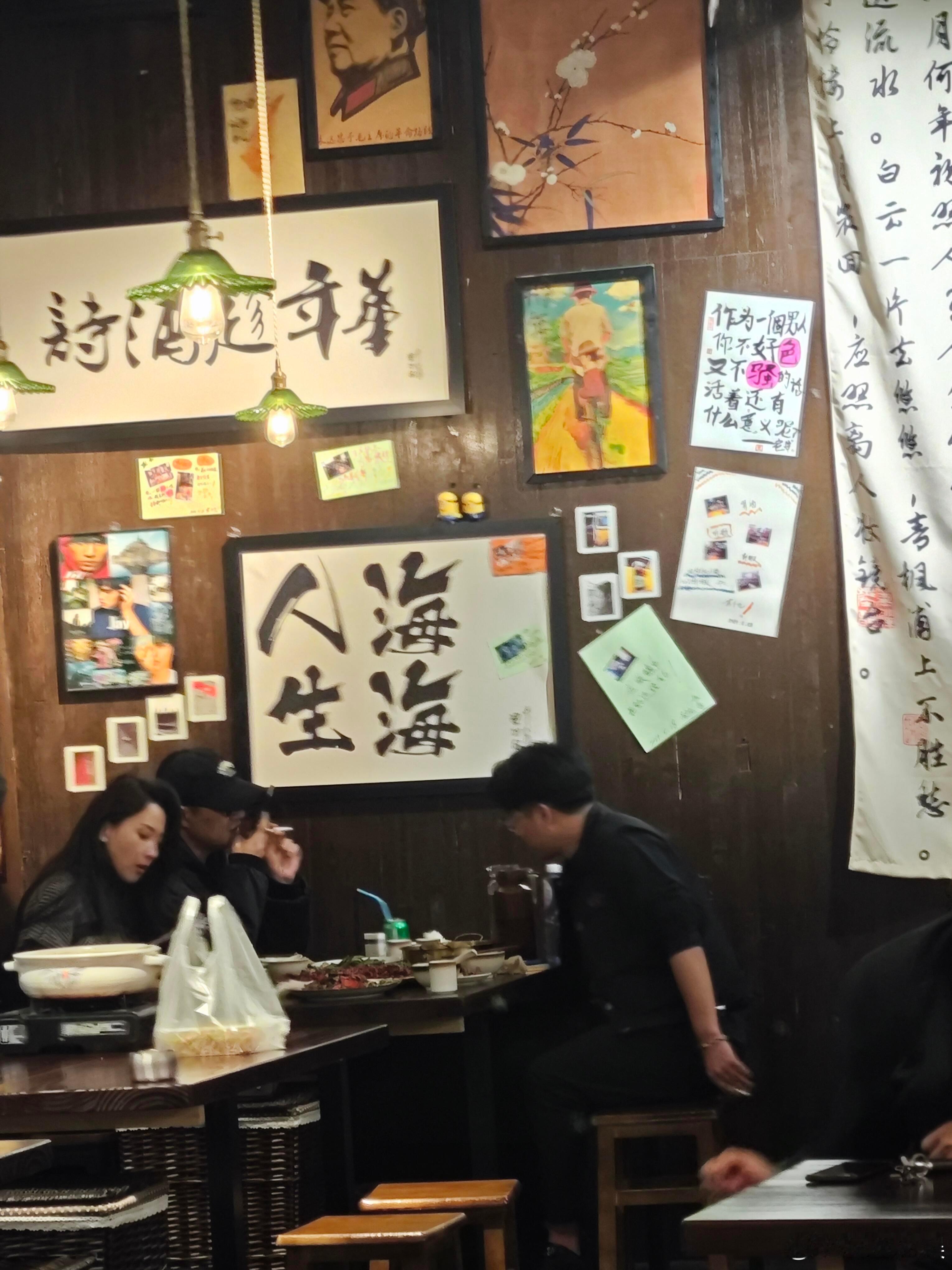 汪峰森林北与好友聚餐汪峰跟森林北聚餐时抽烟 汪峰森林北与好友聚餐，越看越般配 ​