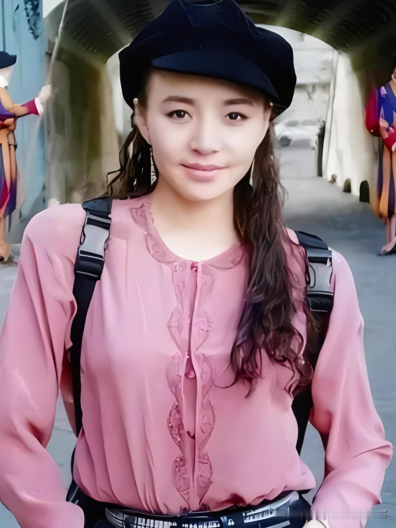 说起宋丹丹，很多人第一印象都是春晚里朴实幽默的白云大妈，很难想象她年轻的时候颜值