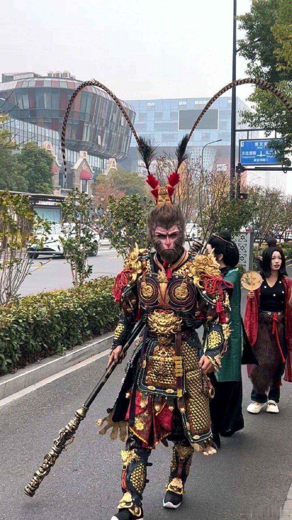 跨年晚会让悟空来上班  跨年晚会的超强阵容来袭！悟空当起了巡街大使，在巡街的时候