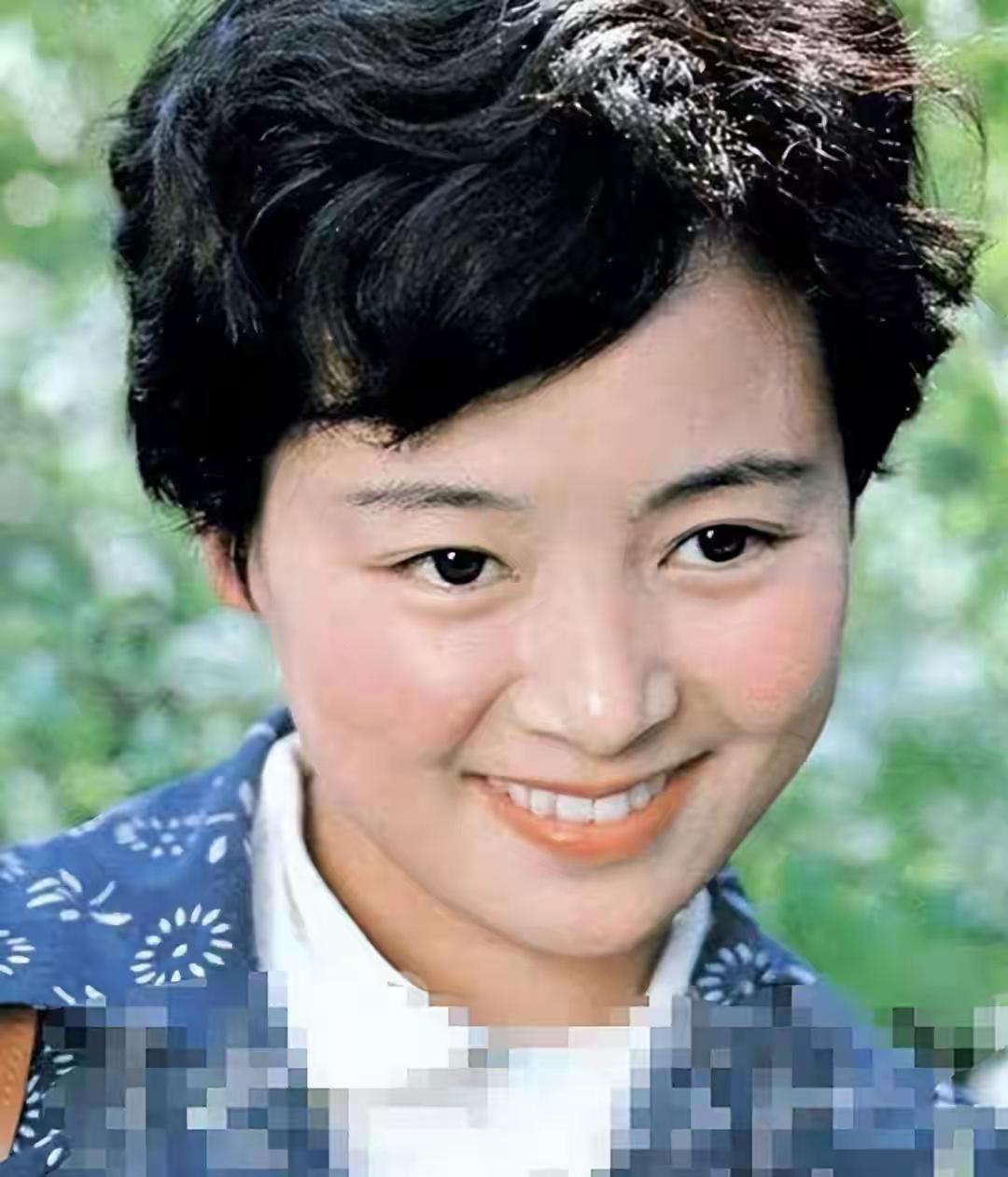 45年后《庐山恋》男女主角重逢！

 张瑜如今已经68岁，她与男主角郭凯敏45年