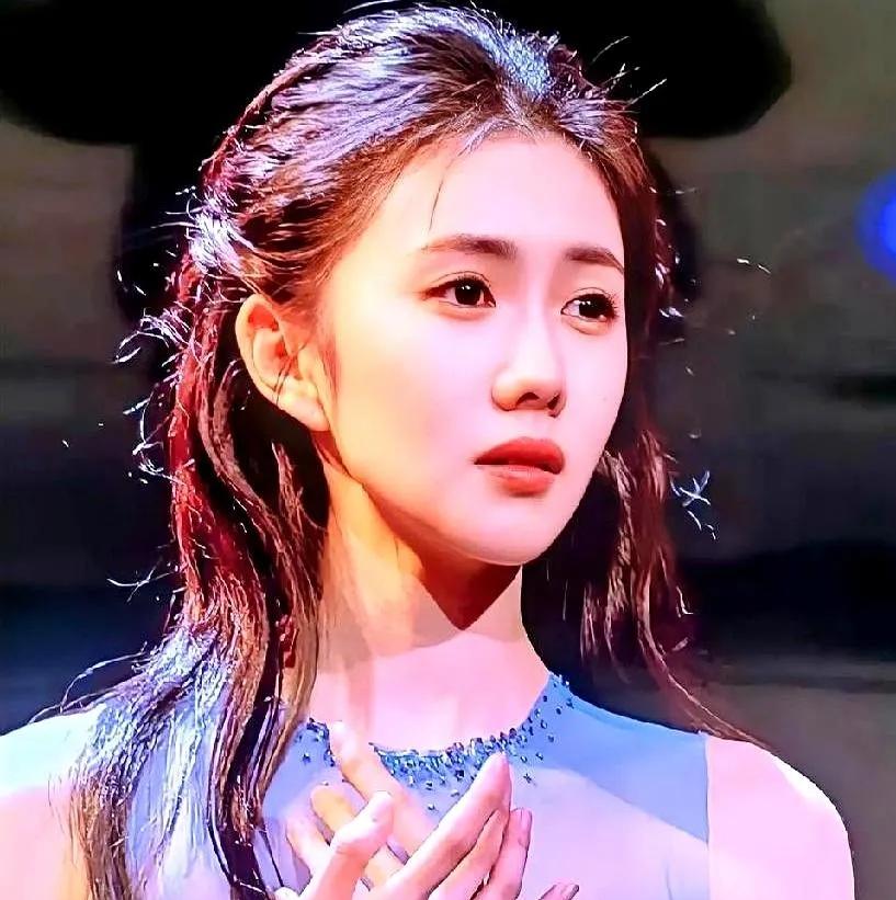 别再说刘浩存是伴舞了，你根本不知道，央视为了她那3分钟，后台服务器烧了多少。
