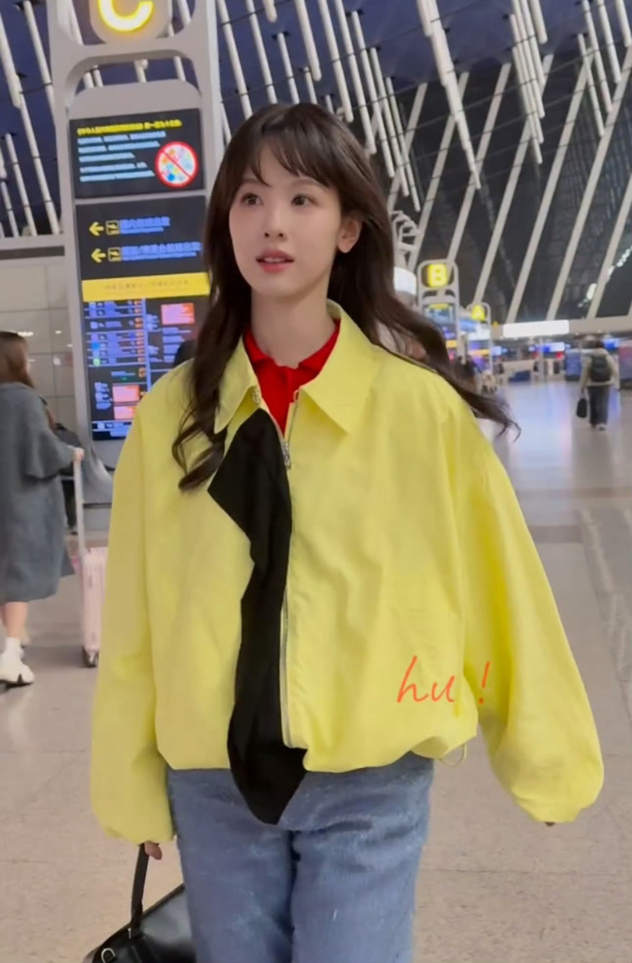 陈都灵陈都灵又萌又嫩陈都灵多巴胺小兔谁被陈都灵这一身狠狠戳中！黄蓝配色清爽又亮眼