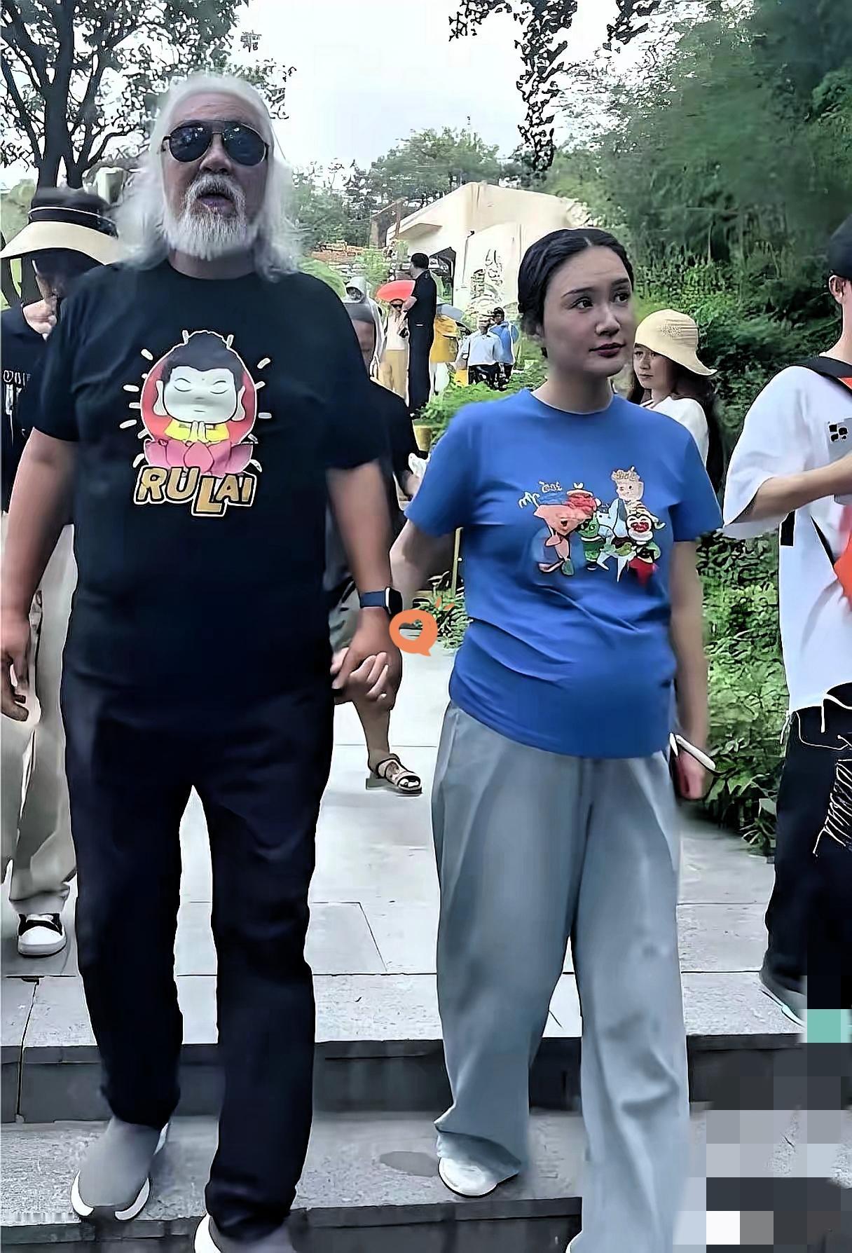 张纪中夫妇爬山照太反差！74岁爬玉女峰超精神，杜星霖状态引热议
 
老天呐！刷到