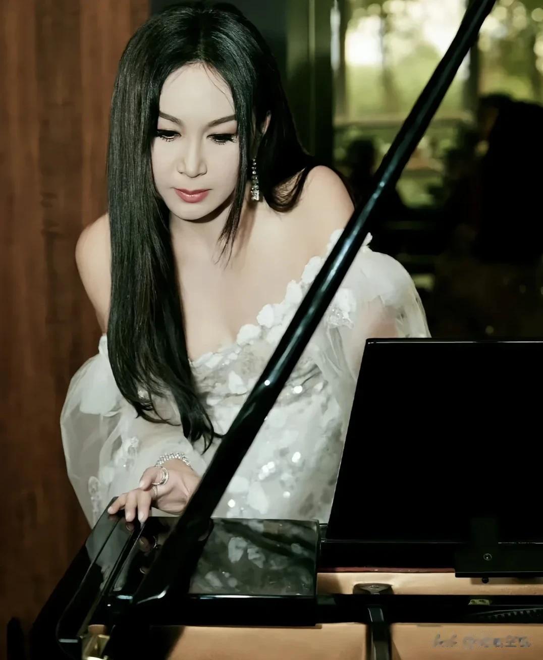 温碧霞是一位真正的美女，她的容貌充满了东方神韵，散发着迷人的气息。她的眼睛明亮而