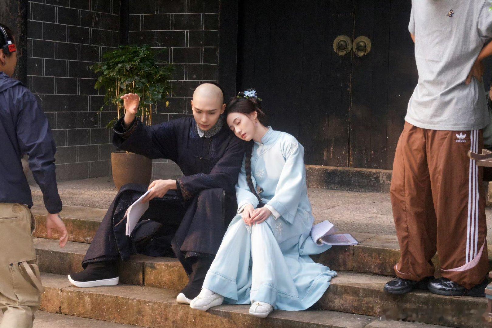 罗一舟胡连馨你俩是亲嘴不是炒面 救命！这对的吻戏交流比炒面还上头！一个喊着要翻一