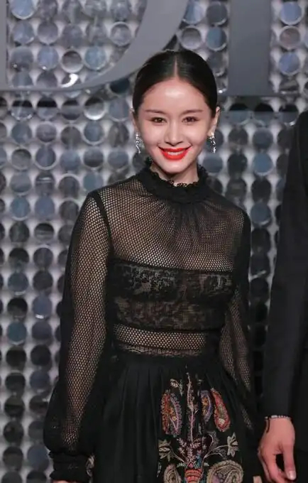 王子文穿衣越来越大胆，黑裙透视秀身材，娇小个头却藏着惊人曲线 
