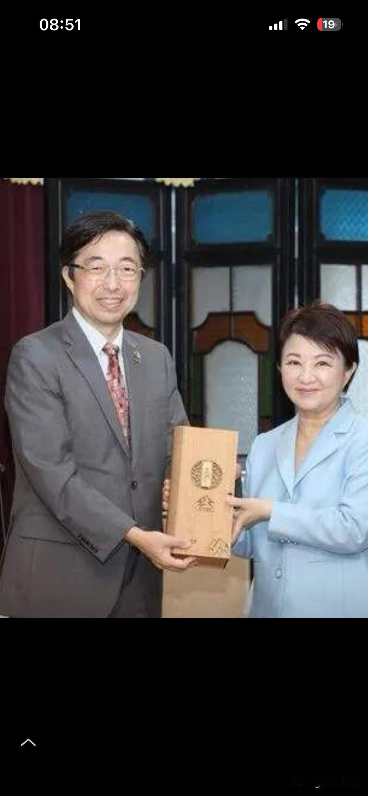 卢秀燕、郑丽文向日本捐款不同之处！
卢秀燕是宣布台中市市府捐款 10 万美元，而