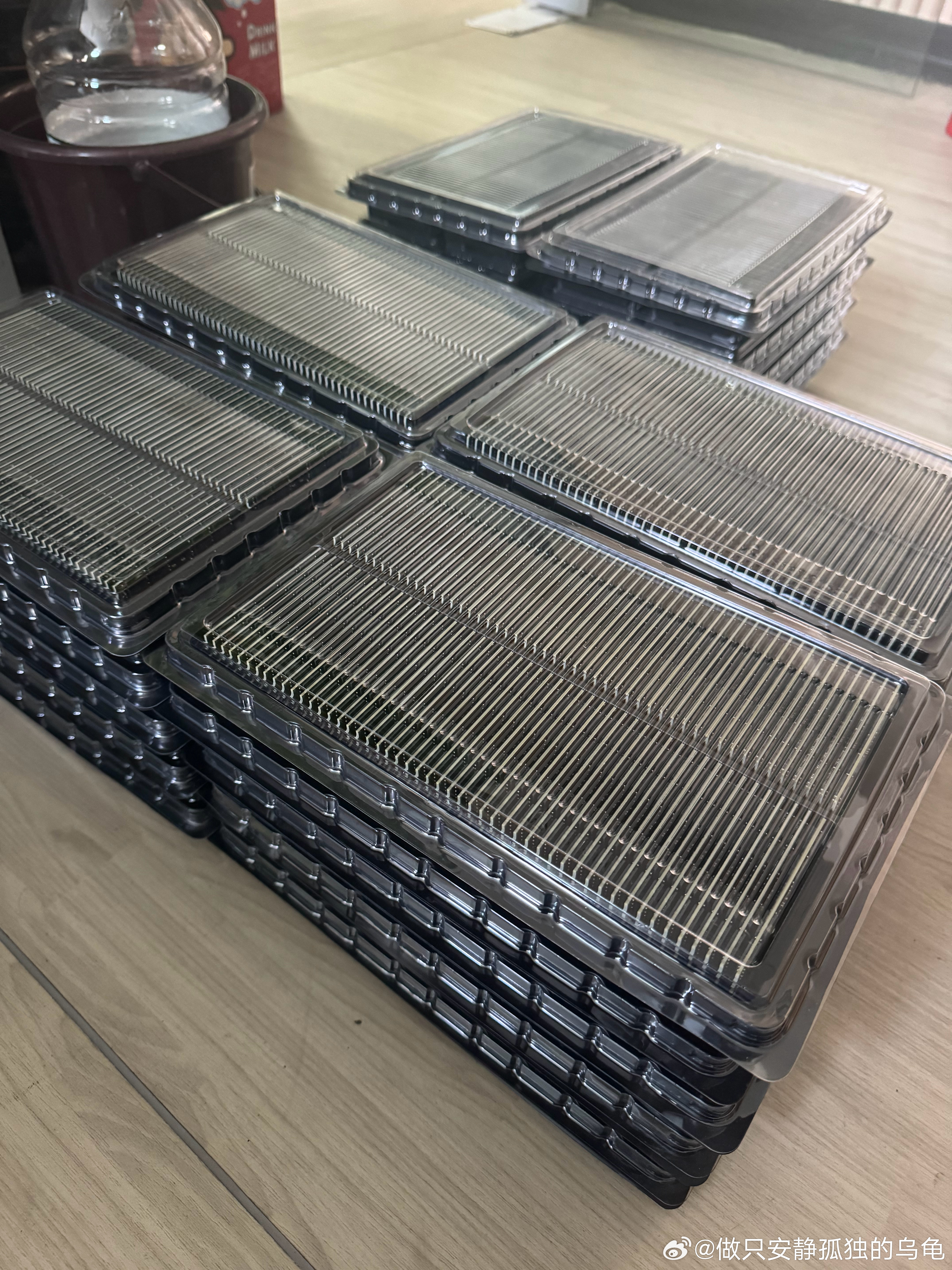 内存条已经涨了十倍了，有生之年第一次见到这种行情，实业中乌龟已经在最高点把内存条