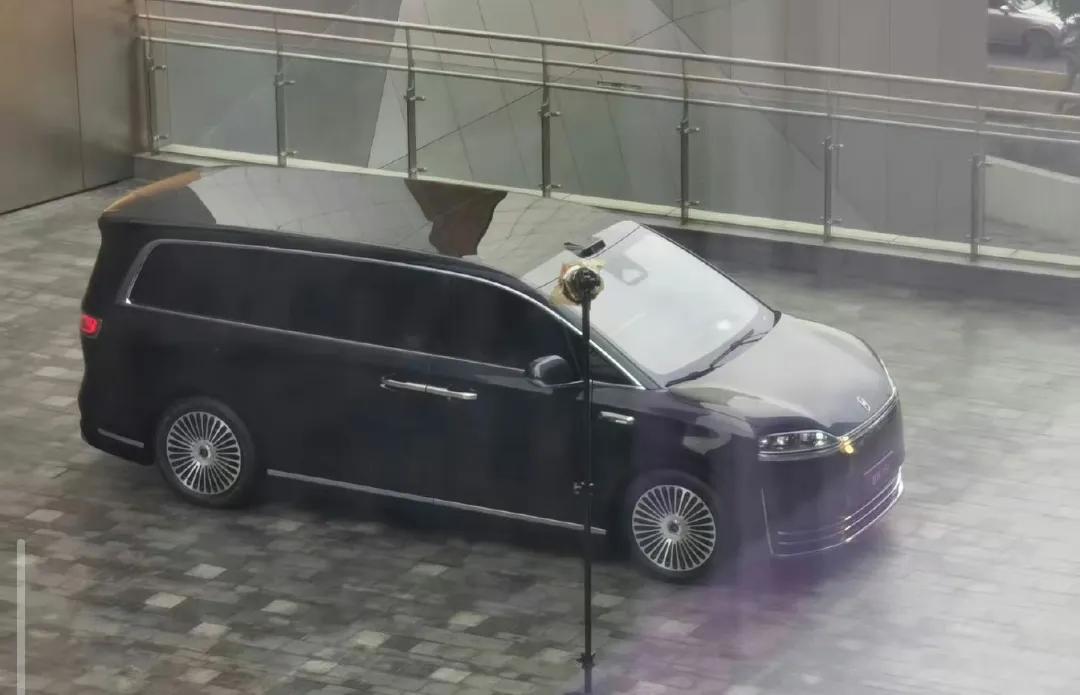 据说这是鸿蒙智行的首款mpv，智界V9，怎么说呢，确实传承了“家族”设计语言，圆