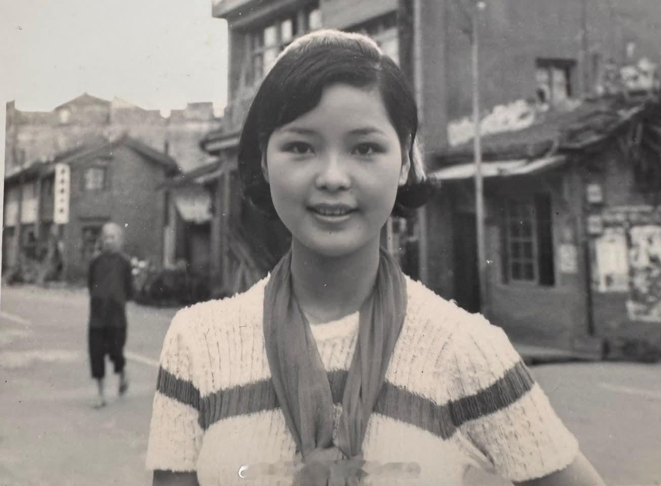 在苗栗县头份镇的国民戏院登台~（FB）邓丽君邓丽君