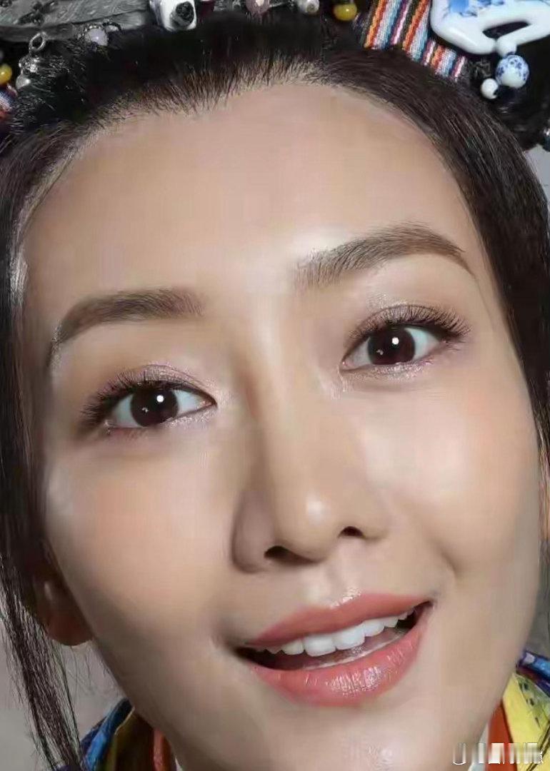 王鸥怼脸高清镜头氛围感拉满，明艳精致，颜值气场直接封神。 