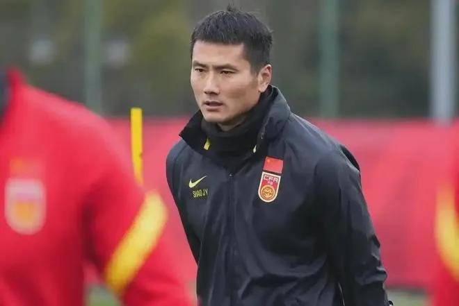 国足新一届以邵佳一为帅将主打年轻化，主力框架建立在97-02年出生球员基础上，发