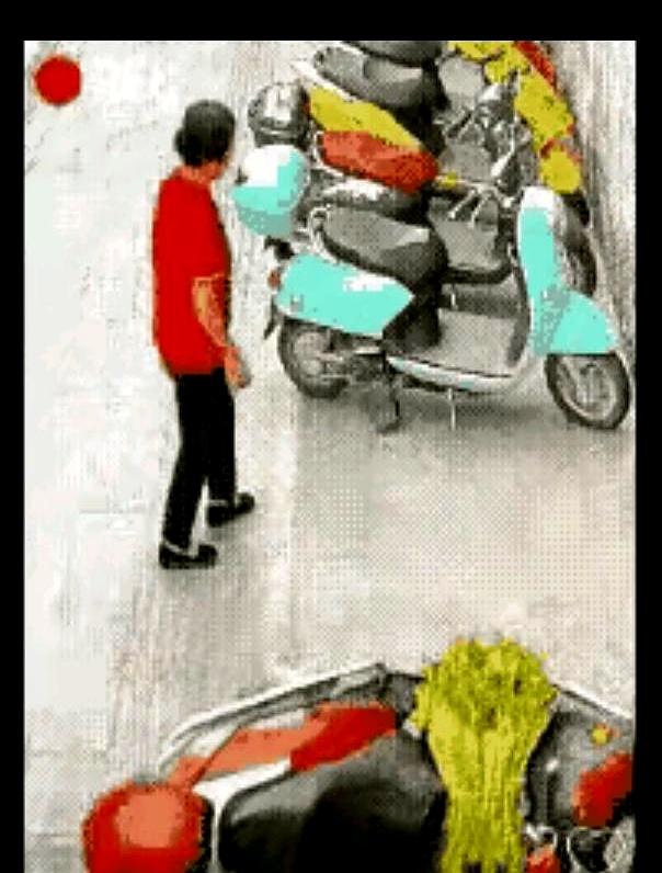 见过大街上跟人吵架的，但你见过谁跟路边停得好好的小电驴较劲，最后还惨败的吗？
这