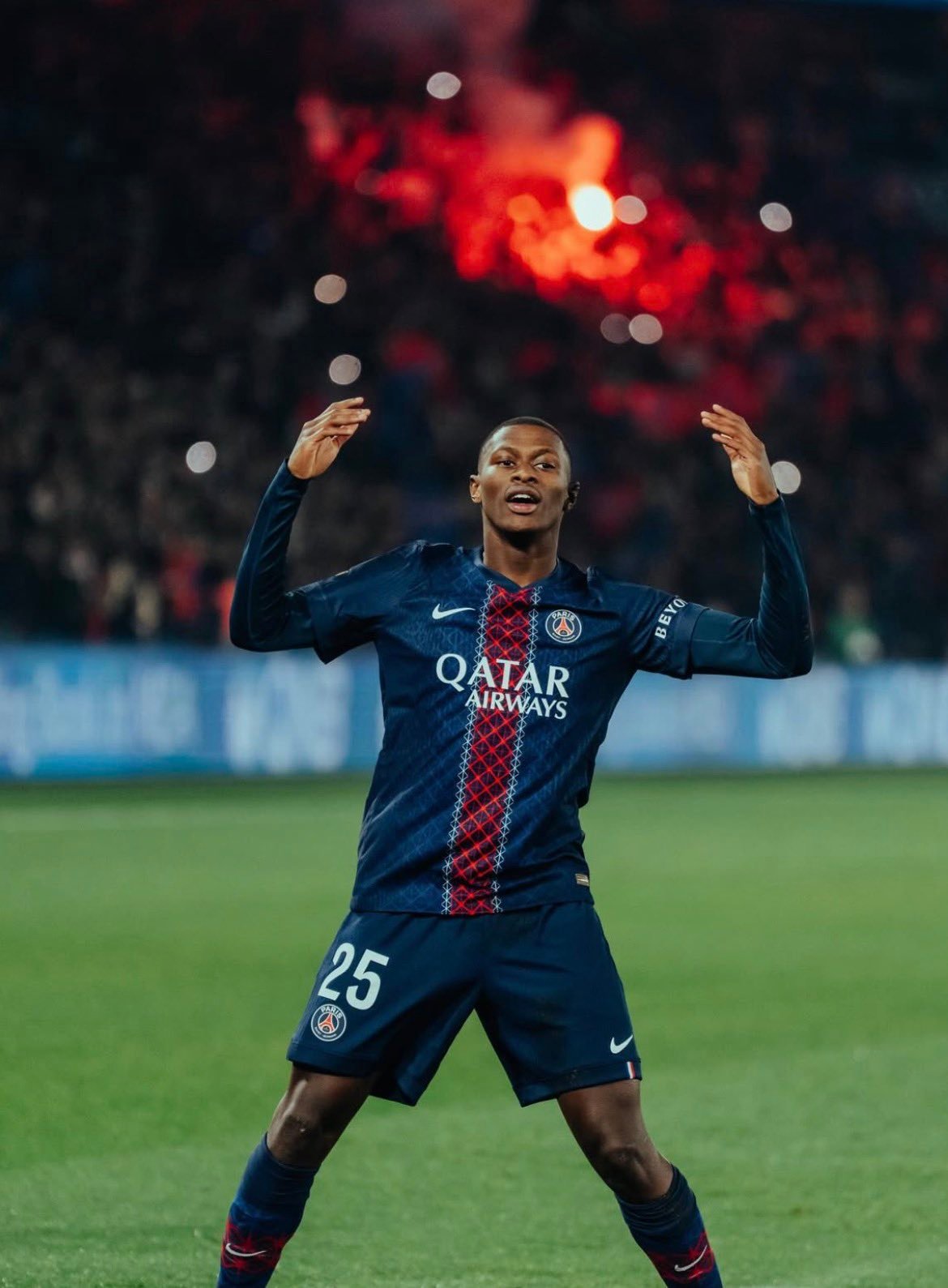 巴黎圣日耳曼  如果球员吃到黄牌，以下球员将缺席在斯坦福桥举行的第二回合比赛：-