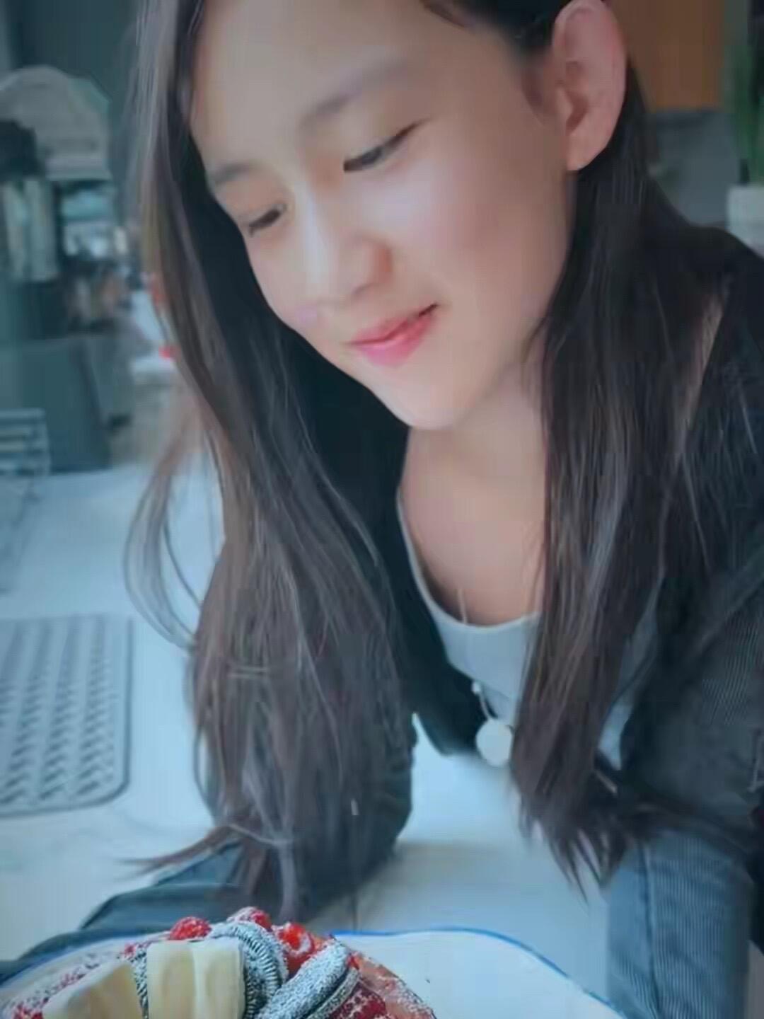 孙莉黄磊女儿多妹这么大了一家子高颜值 如今多妹悄悄长大身形出众，眉眼神态还和黄磊