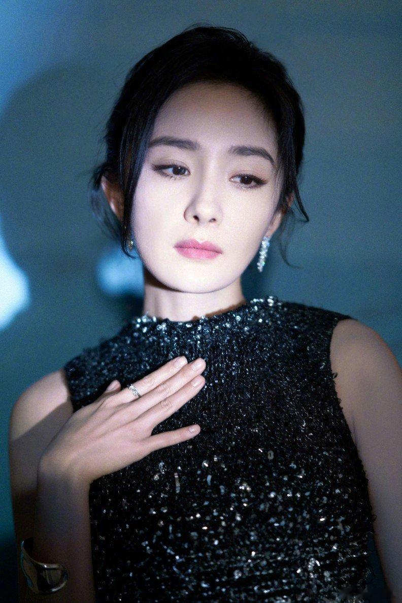 #杨幂耀夜闪钻长裙# 杨幂耀夜闪钻黑长裙真的好漂亮啊，我感觉姐姐真的穿什么都非常