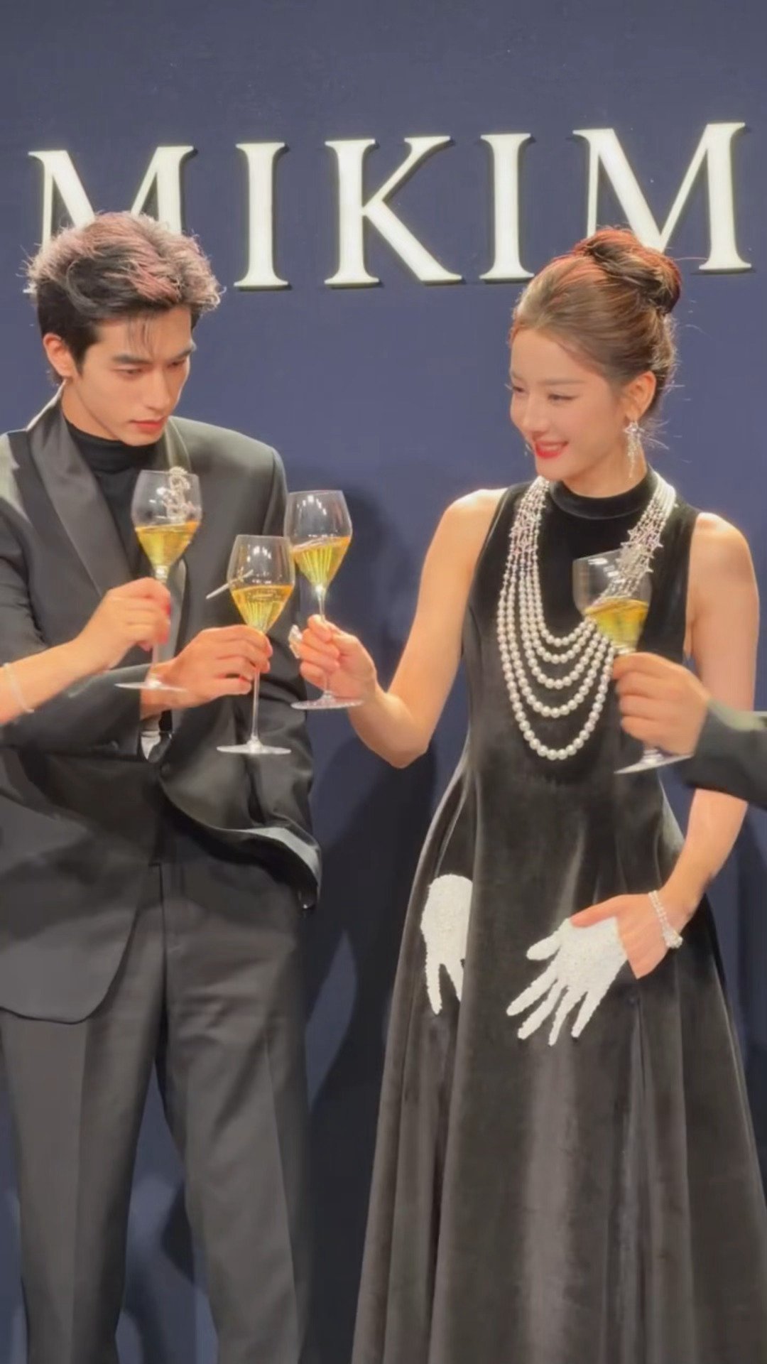 迪丽热巴宋威龙碰杯酒杯相碰的瞬间，觥筹交错间全是暗流涌动的故事感，在晚宴上初次交