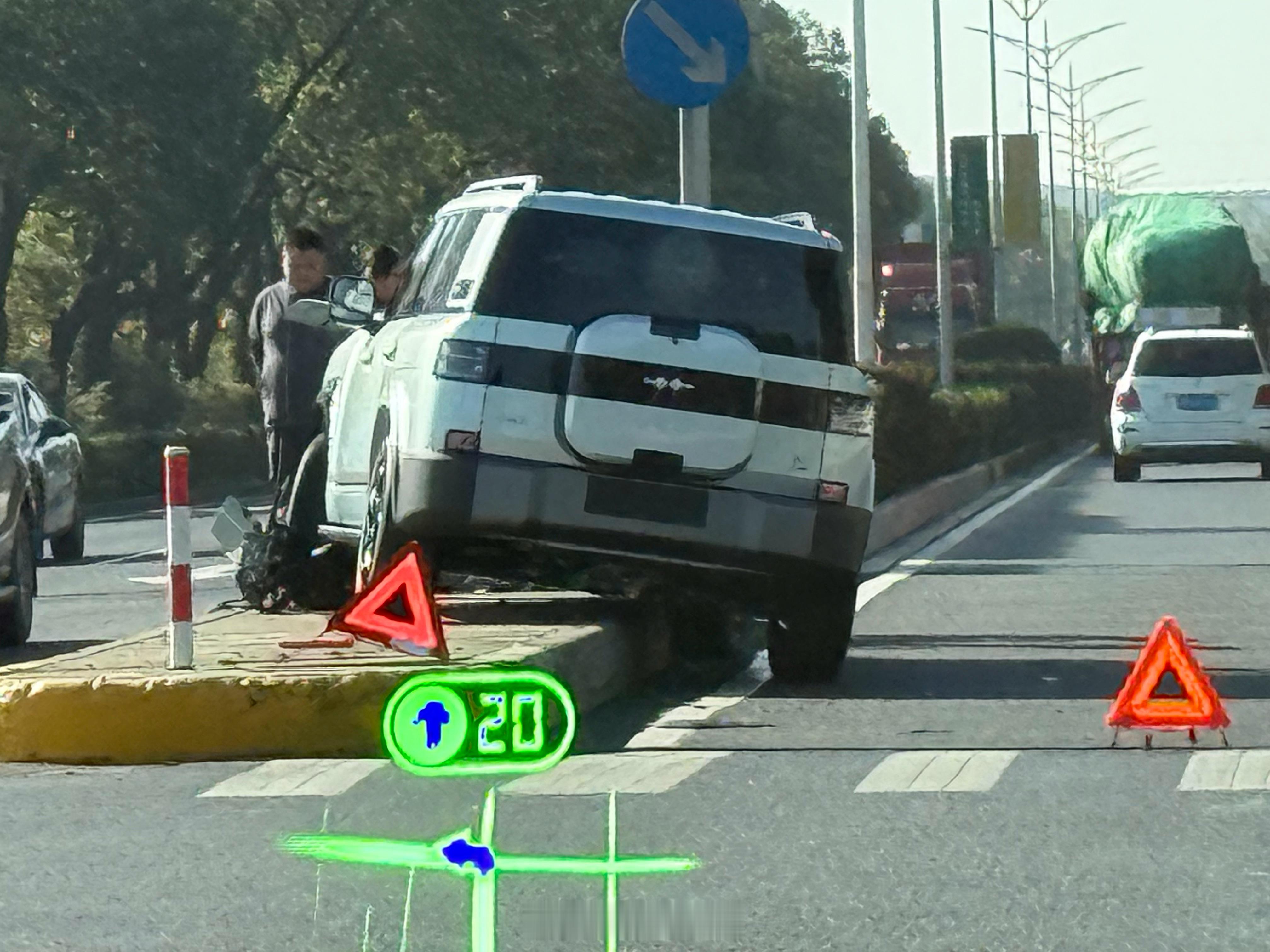 这新提的方程豹钛 7 还没上牌就撞了，旁边停了大卡车，估计是一个左转一个直行。方