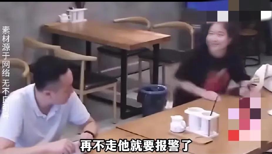 这是退伍不褪色呀！“你们两个离远一点，不然我要报警了！”男子不仅发出警告，并摆出