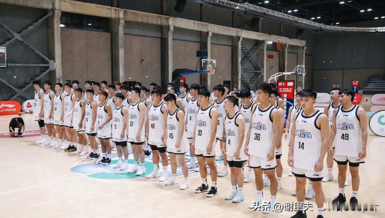 今年的CBA选秀球员显得特别霸气外露，站在一起，就像是一群等待上战场的勇士！清一