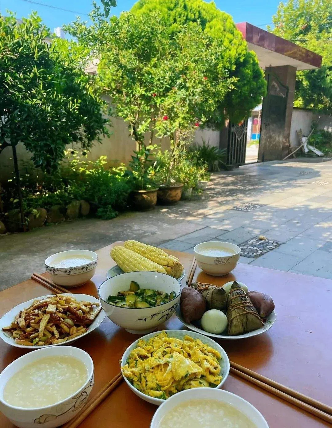 焦虑其实是人类进化的副产品。 我们的大脑被设计成对威胁过度敏感，这在原...