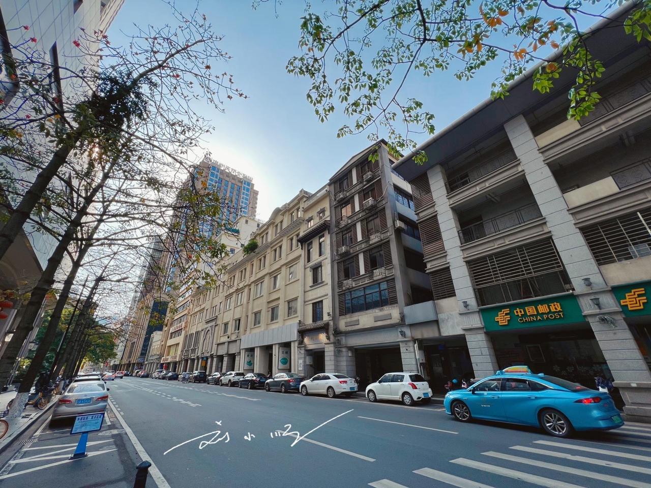 实拍广州长堤大马路，珠江边的民间金融街，游客：广版华尔街？

大家知道吗？在广州