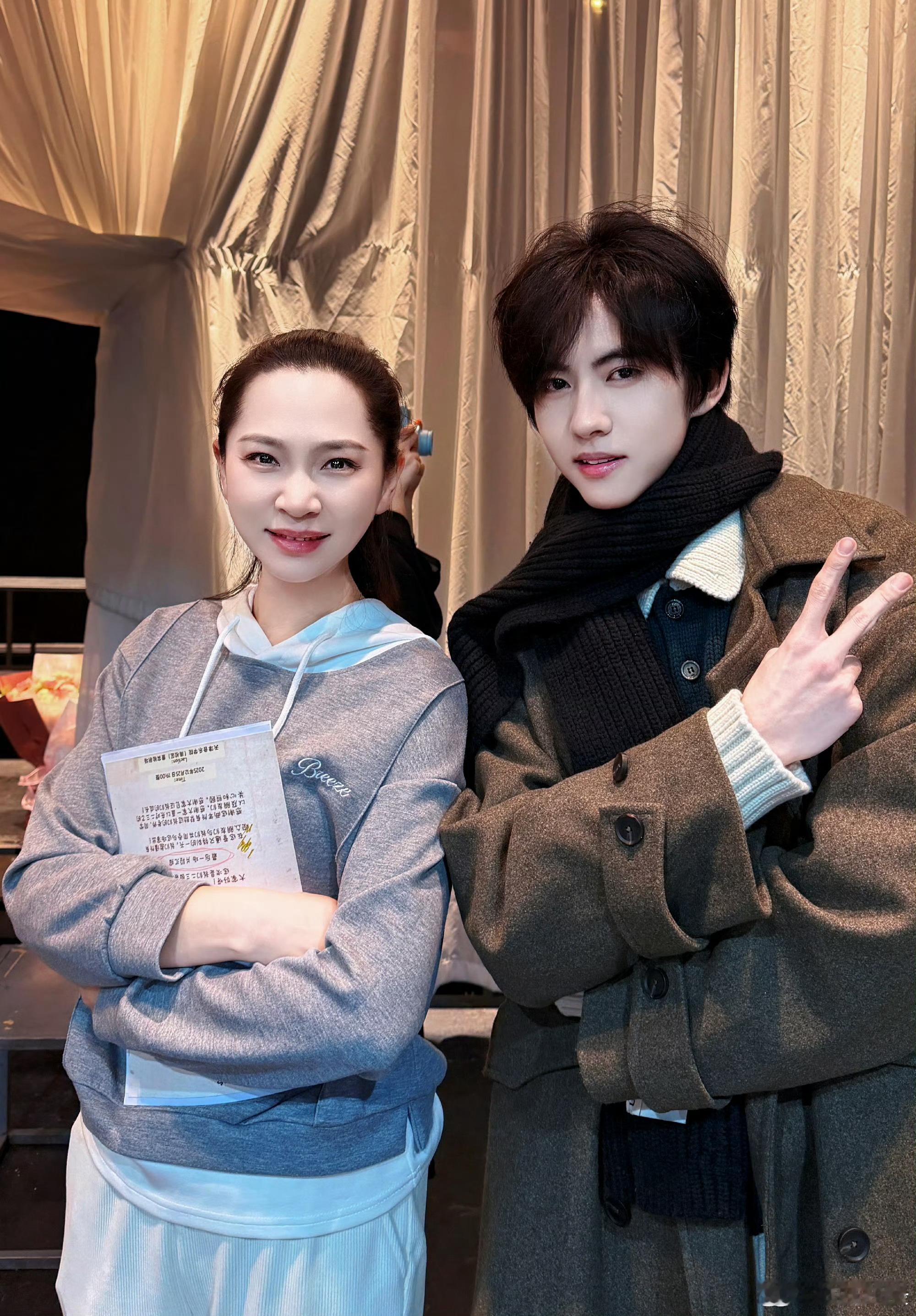 刘轩丞同学合照刘轩丞晒同学大合照刘轩丞晒同学大合照，哇，